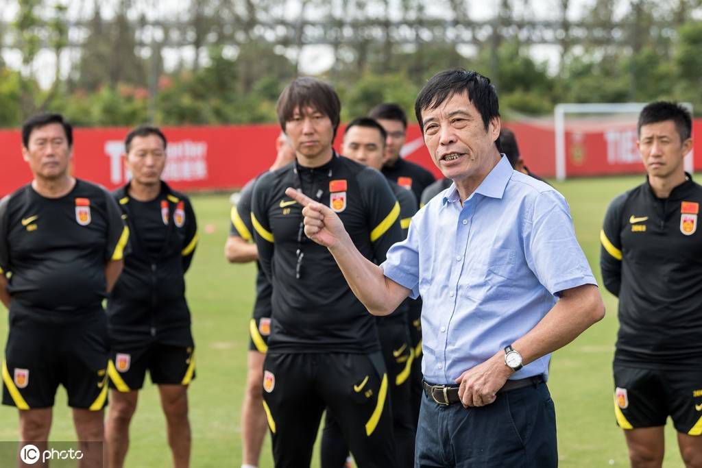 埃尔马斯在2019年加盟那不勒斯，共为球队出场189次，打进19球助攻11次，随队获得上赛季的意甲冠军和2020年的意大利杯冠军。